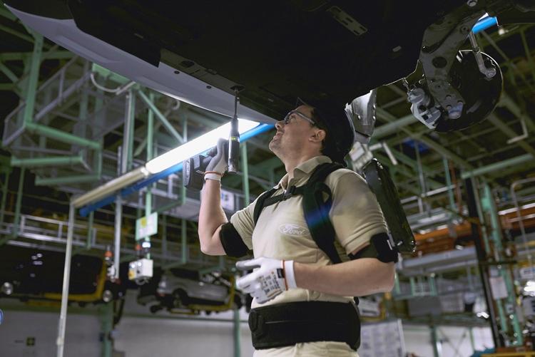 Специалисты сборочных линий Ford облачатся в экзоскелеты