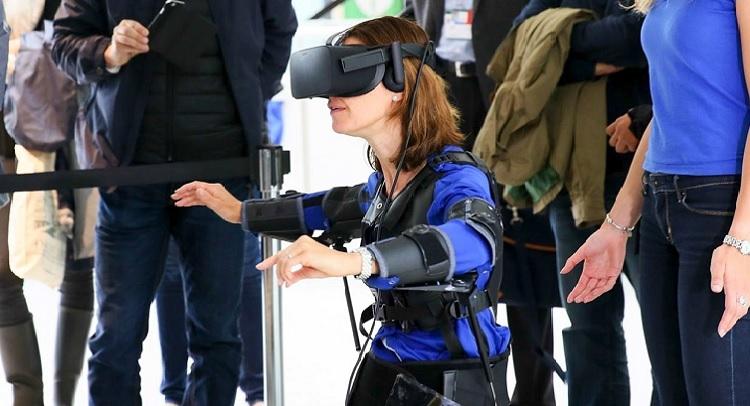 Исследователи создали экзокостюм для управления дроном движениями туловища