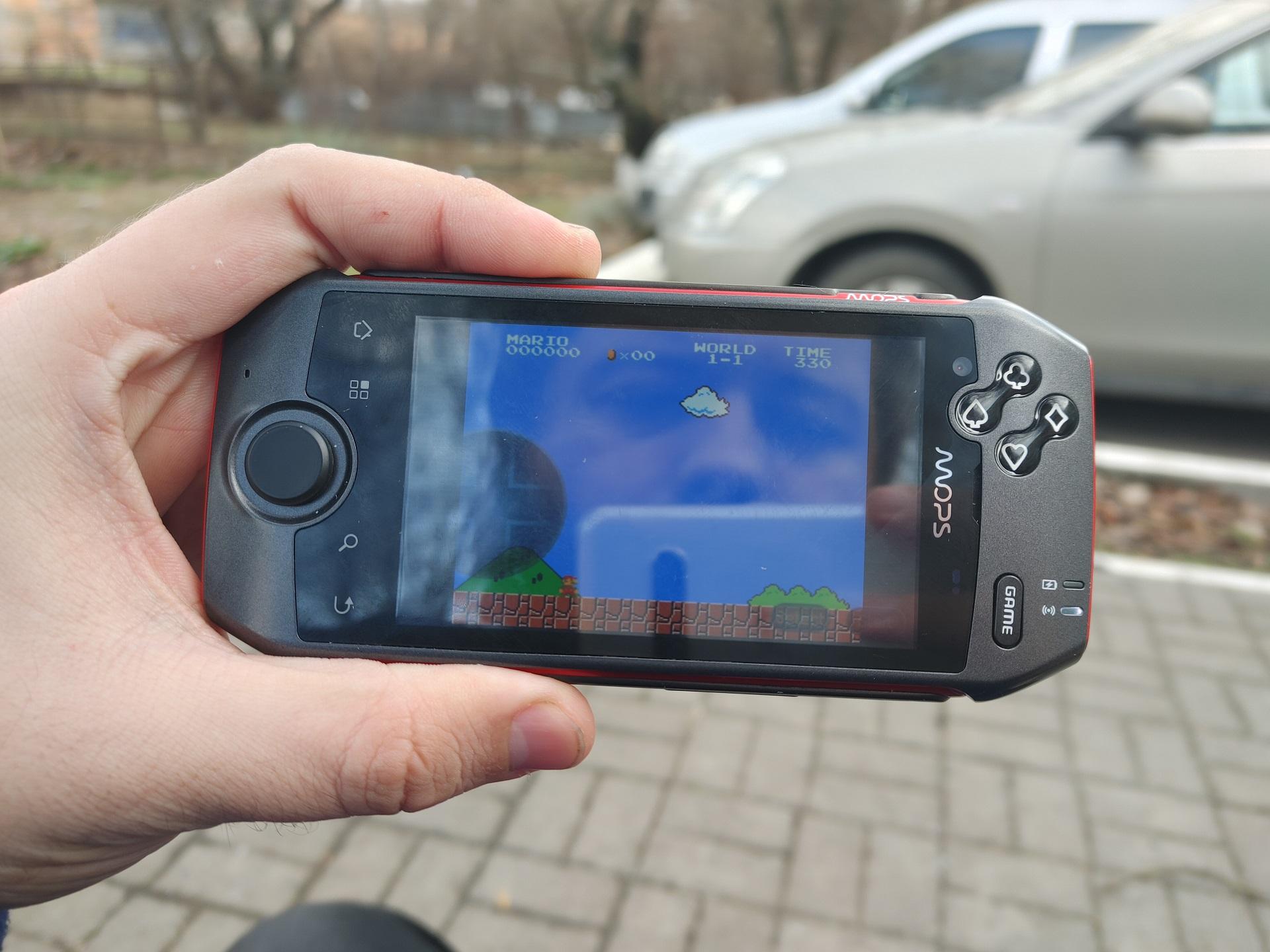 У него очень крутой и эргономичный дизайн и он неплох для эмуляторов даже сейчас!