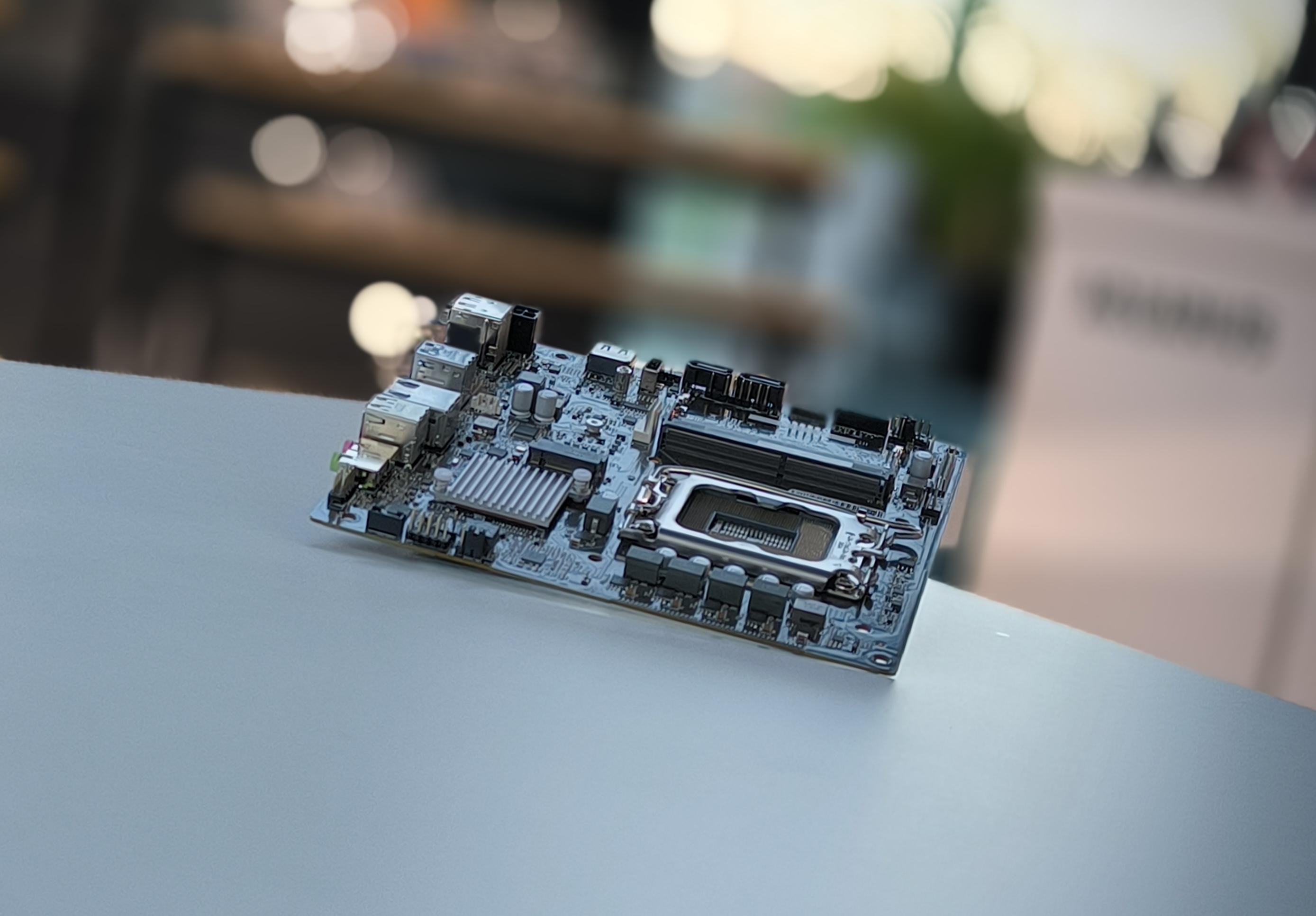 Материнская плата AQH610T