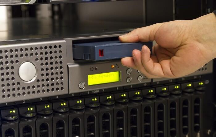 Рост продаж ленточных накопителей при снижении продаж HDD: причины и перспективы