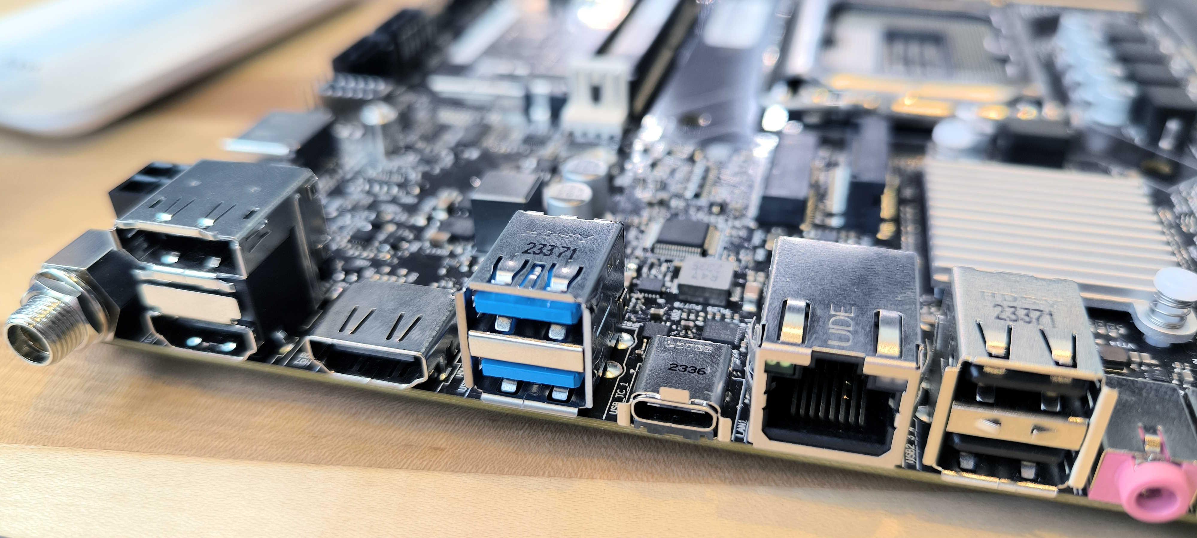 Разнообразные интерфейсы платы AQH610T  