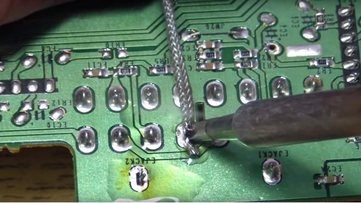 Оплетка втягивает разогретый припой