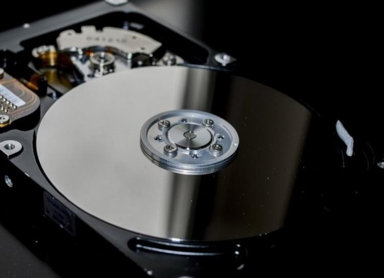 Любой HDD внутри состоит из таких пластин и набора сопутствующих компонентов.