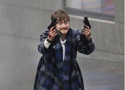 Гарри Поттер с двумя пистолетами и в тигровых тапках моментально стал мемом