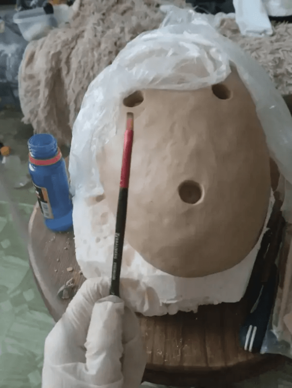 Разглаживал обычной кисточкой с бензином. Результат вообще не идеальный, но я к нему и не стремился тогда, было интересно было узнать, как оно работает, да и первую маску побыстрее сделать. Снизу еще пару фото с маской.