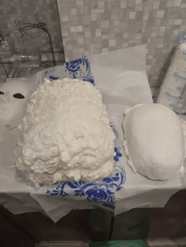 «Пенный» торт есть не рекомендую. Снизу пару фотографий, как я подгоняю его под нужный размер.