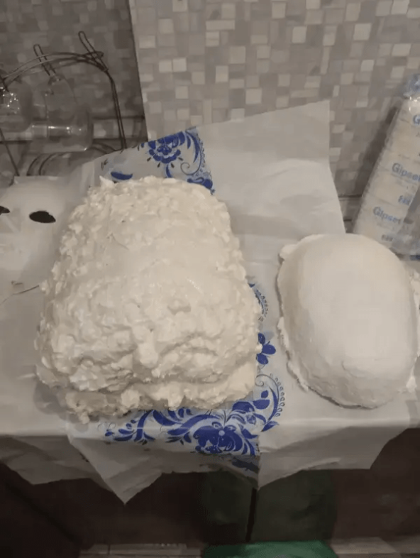 «Пенный» торт есть не рекомендую. Снизу пару фотографий, как я подгоняю его под нужный размер.