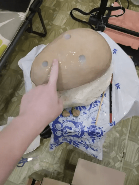 Проверяющий тык пальцем, вроде застыл. Снизу фото силиконовой маской и гипсового слепка, пока что с соплями, и процесс отделения пластилина от формы.