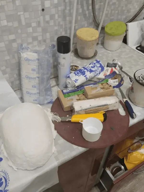 Подготовка к лепке, справа видно краешек металлического стакана, где и грел пластилин в водной бане. Не самая лучшая идея, можно было лучше этот момент спланировать, но результат вышел нормальным, а значит, это был рабочий вариант.