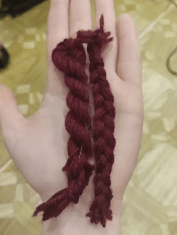 Вот эти две алые косички. Ниже покажу как их делал и как крепил