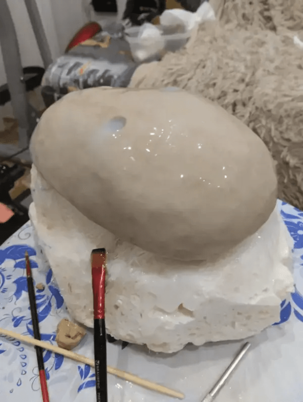 В целом, просто разливаем смесь и следим, чтоб много силикона не вытекло на подставку.