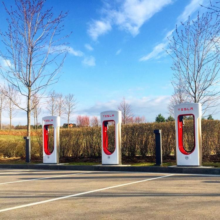 В Подмосковье начала работу первая в России станция Supercharger для зарядки Tesla В Подмосковье начала работу первая в России станция Supercharger для зарядки Tesla