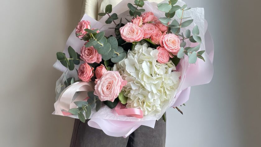 Букет из розовых роз и белой гортензии с эвкалиптом